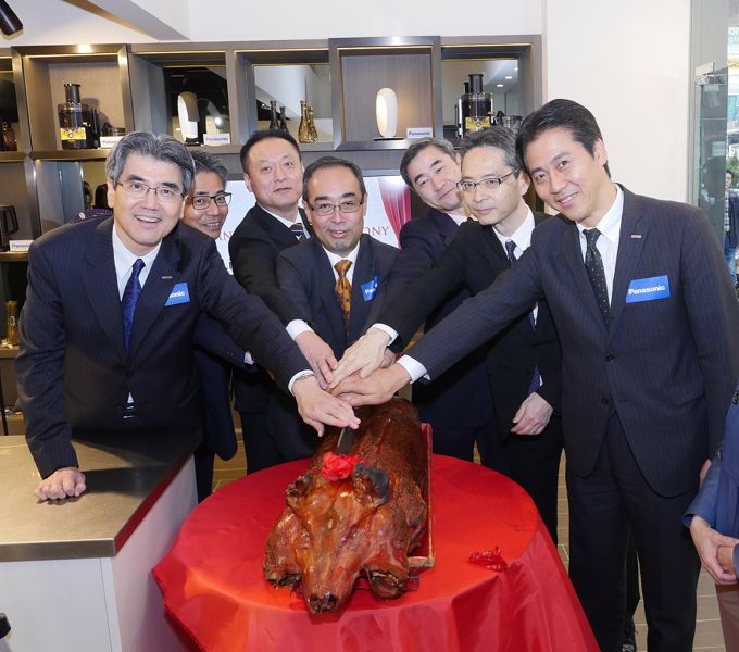 (左起) Panasonic Corporation中國及東北亞總代表大澤英俊先生、Panasonic Eco Solutions (HK) Ltd.董事總經理内山茂浩先生、Panasonic Eco Solutions Company事業部主管小早川益律先生、信興集團副主席蒙德揚先生、日本駐港總領事野田仁先生、松下電器(中國)有限公司董事局成員山本晃弘先生及Panasonic Eco Solutions Company常務役員四方哲郎先生主持切燒豬儀式。